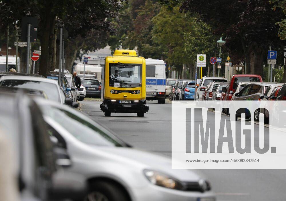 Germany, Berlin, The partners in the See Meile project give the starting signal for the first highly automated minibus on the public roads of a major German city On a 1.2-kilometer circuit, the vehicle takes its passengers from Alt Tegel underground station to Greenwichpromenade 16 08 2019