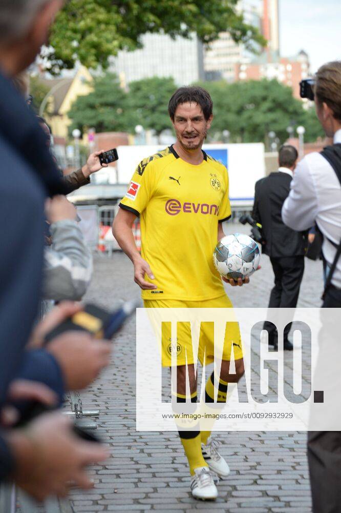 Comedian Matze Matthias Knop disguised as Mats Hummels on his way to the presentation of the Sport Bild Award 2019 in Hamburg The gala ceremony took place in the Fischauktionshalle Prominent guests at the Sportbild Award 2019 in Hamburg, Hamburg St Pauli Hamburg Germany
