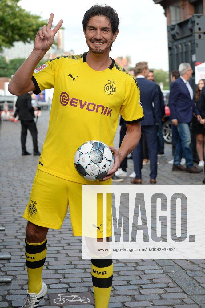 Comedian Matze Matthias Knop disguised as Mats Hummels on his way to the presentation of the Sport Bild Award 2019 in Hamburg The gala ceremony took place in the Fischauktionshalle Prominent guests at the Sportbild Award 2019 in Hamburg, Hamburg St Pauli Hamburg Germany