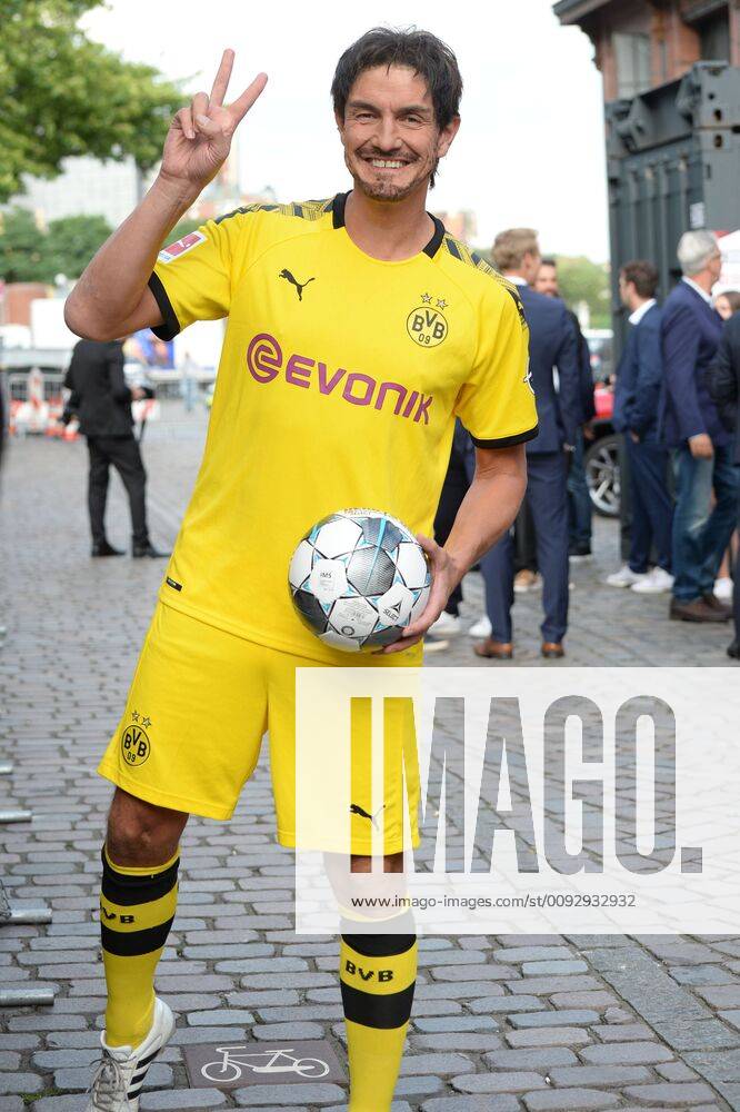 Comedian Matze Matthias Knop disguised as Mats Hummels on his way to the presentation of the Sport Bild Award 2019 in Hamburg The gala ceremony took place in the Fischauktionshalle Prominent guests at the Sportbild Award 2019 in Hamburg, Hamburg St Pauli Hamburg Germany