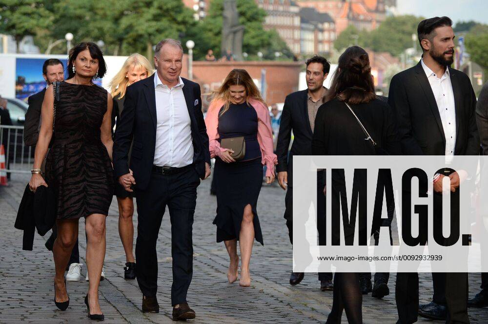 Stefan Reuter and his wife Birgit Reuter on their way to the presentation of the Sport Bild Award 2019 in Hamburg The festive gala took place in the Fischauktionshalle Prominent guests at the Sportbild Award 2019 in Hamburg, Hamburg St Pauli Hamburg Germany