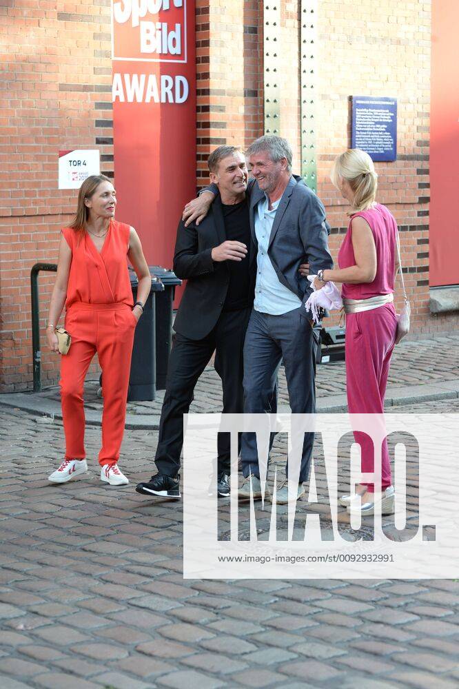 Hamburg, the 19 08 2019 Stefan Kuntz and wife with wife Sabine greeted Friedhelm Funkel and his wife Anja Stapel on their way to the presentation of the Sport Bild Awards 2019 in Hamburg The festive gala took place in the Fischauktionshalle Prominent guests at the Sportbild Award 2019 in Hamburg, Hamburg St Pauli Hamburg Germany