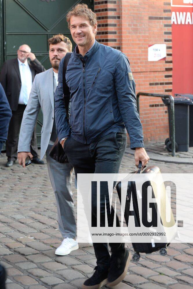 Hamburg, der 19 08 2019 Jens Lehmann mit Koffer auf dem Weg zur Verleihung des Sport Bild Awards 2019 in Hamburg The festive gala took place in the Fischauktionshalle Prominent guests at the Sportbild Award 2019 in Hamburg, Hamburg St Pauli Hamburg Germany