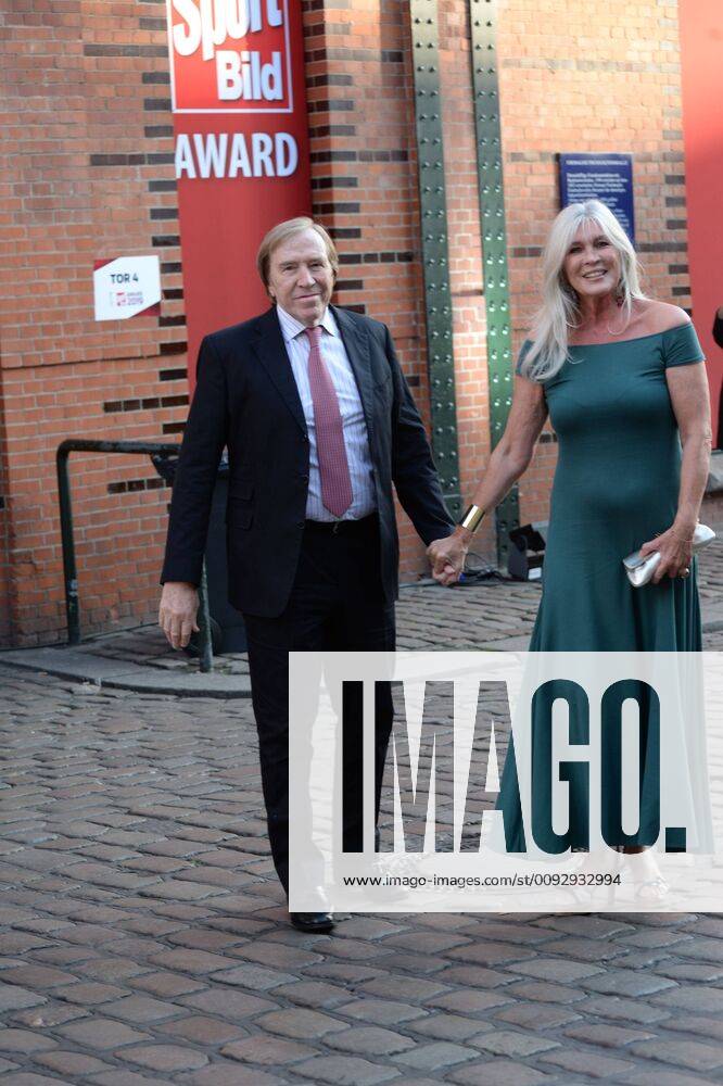 Günter and Elvira Netzer on their way to the presentation of the Sport Bild Award 2019 in Hamburg The festive gala took place in the Fischauktionshalle Prominent guests at the Sportbild Award 2019 in Hamburg, Hamburg St Pauli Hamburg Germany