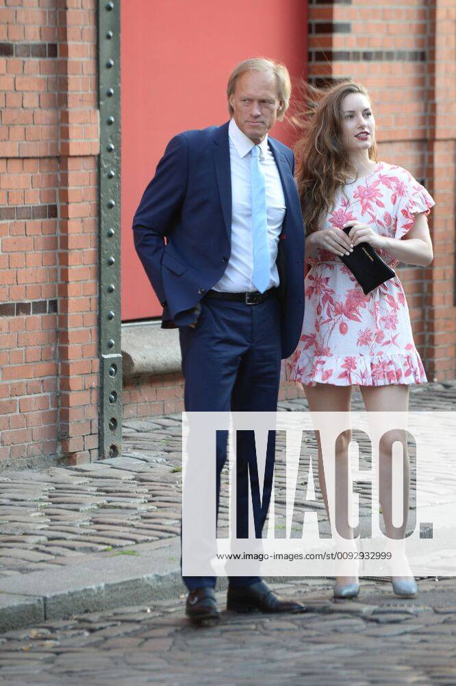 Gerhard Delling and his daughter Louisa on their way to the presentation of the Sport Bild Award 2019 in Hamburg The festive gala took place in the Fischauktionshalle Prominent guests at the Sportbild Award 2019 in Hamburg, Hamburg St Pauli Hamburg Germany