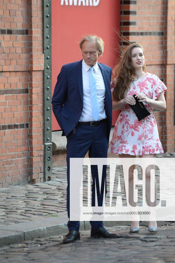 Gerhard Delling with his daughter Louisaauf on the way to the presentation of the Sport Bild Award 2019 in Hamburg The festive gala took place in the Fischauktionshalle Prominent guests at the Sportbild Award 2019 in Hamburg, Hamburg St Pauli Hamburg Germany