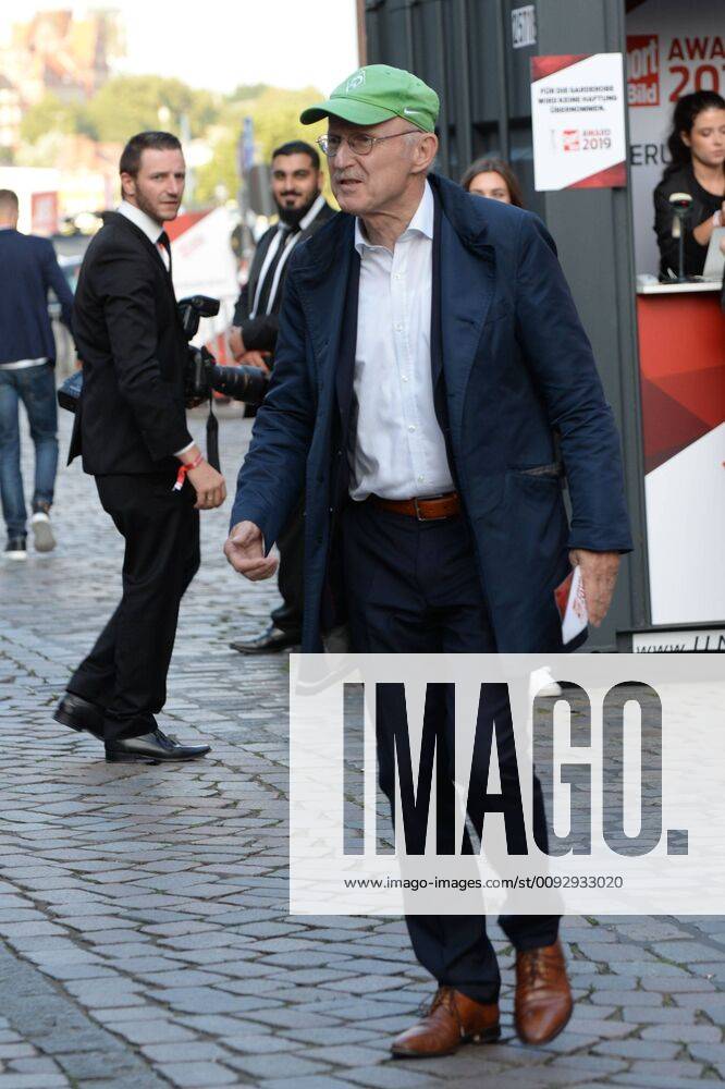 Wilfried Willi Lemke on his way to the presentation of the Sport Bild Award 2019 in Hamburg The festive gala took place in the Fischauktionshalle Prominent guests at the Sportbild Award 2019 in Hamburg, Hamburg St Pauli Hamburg Germany