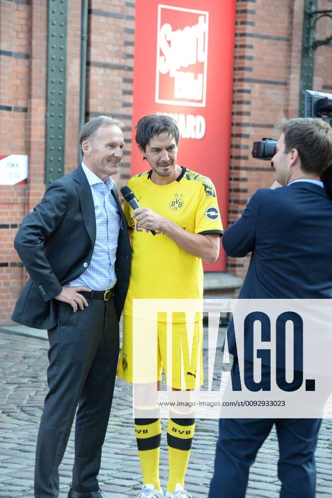 Hamburg, the 19 08 2019 Comedian Matze Matthias Knop, dressed as Mats Hummels, conducts an interview with BVB Managing Director Hans Joachim Watzke before the presentation of the Sport Bild Award 2019 in Hamburg The festive gala took place in the Fischauktionshalle Prominent guests at the Sportbild Award 2019 in Hamburg, Hamburg St Pauli Hamburg Germany