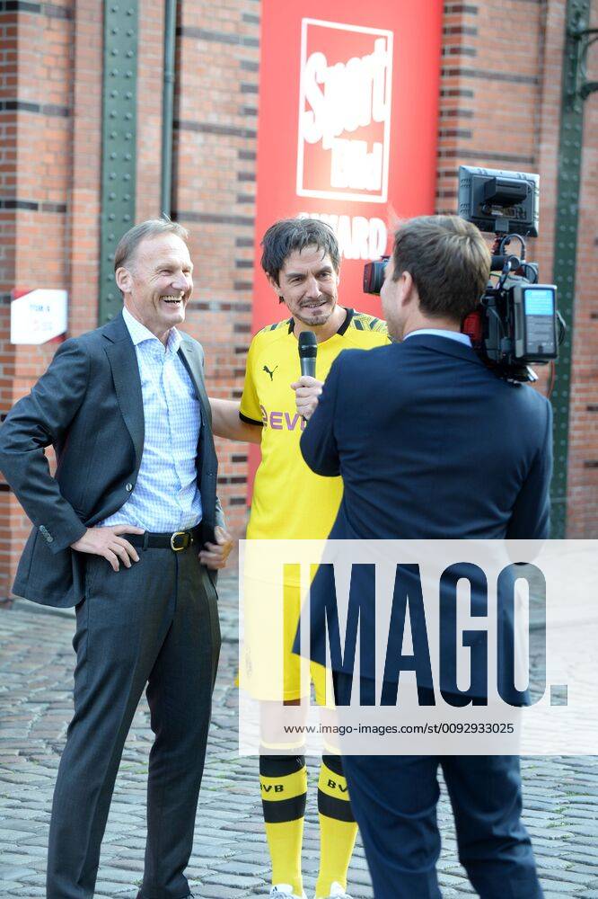 Hamburg, the 19 08 2019 Comedian Matze Matthias Knop, dressed as Mats Hummels, conducts an interview with BVB Managing Director Hans Joachim Watzke before the presentation of the Sport Bild Award 2019 in Hamburg The festive gala took place in the Fischauktionshalle Prominent guests at the Sportbild Award 2019 in Hamburg, Hamburg St Pauli Hamburg Germany