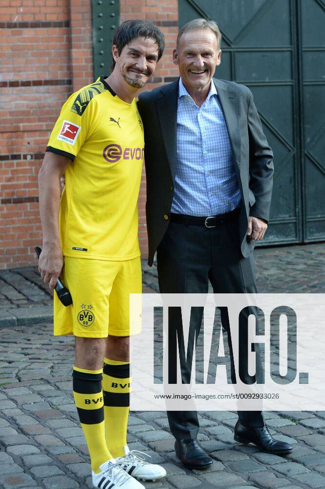 Hamburg, the 19 08 2019 Comedian Matze Matthias Knop, dressed as Mats Hummels, conducts an interview with BVB Managing Director Hans Joachim Watzke before the presentation of the Sport Bild Award 2019 in Hamburg The festive gala took place in the Fischauktionshalle Prominent guests at the Sportbild Award 2019 in Hamburg, Hamburg St Pauli Hamburg Germany