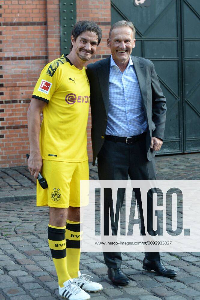 Hamburg, the 19 08 2019 Comedian Matze Matthias Knop, dressed as Mats Hummels, conducts an interview with BVB Managing Director Hans Joachim Watzke before the presentation of the Sport Bild Award 2019 in Hamburg The festive gala took place in the Fischauktionshalle Prominent guests at the Sportbild Award 2019 in Hamburg, Hamburg St Pauli Hamburg Germany