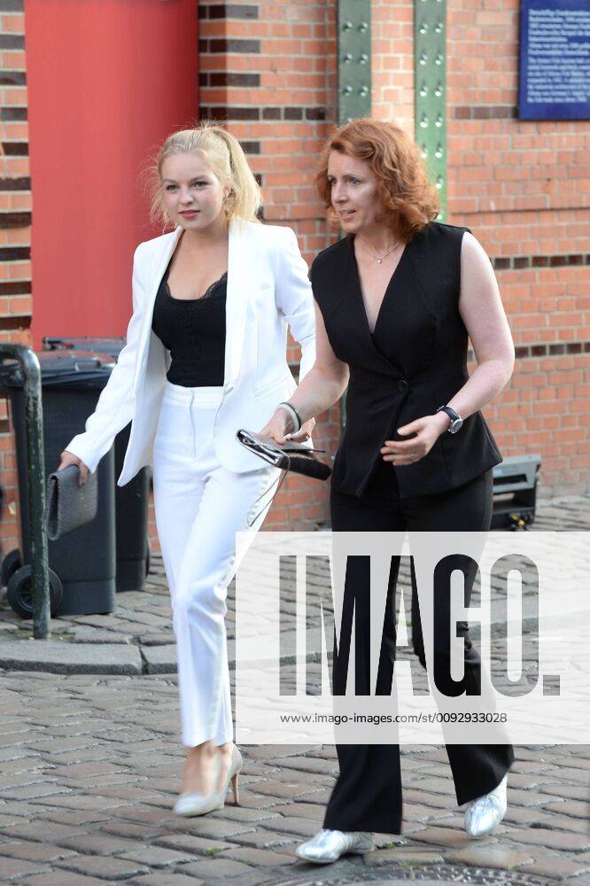 Hamburg, the 19 08 2019 sports presenter Monika Lierhaus together with niece Greta, on her way to the presentation of the Sport Bild Award 2019 in Hamburg The festive gala took place in the Fischauktionshalle Prominent guests at the Sportbild Award 2019 in Hamburg, Hamburg St Pauli Hamburg Germany