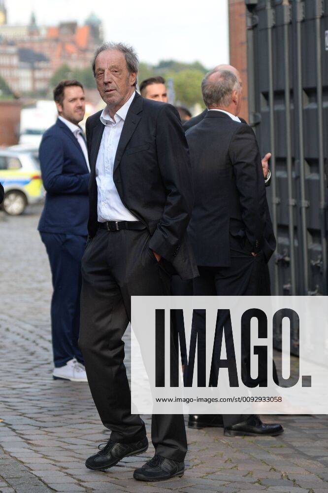 Rolf Harald Rollo Fuhrmann German sports journalist on his way to the presentation of the Sport Bild Award 2019 in Hamburg The festive gala took place in the Fischauktionshalle Prominent guests at the Sportbild Award 2019 in Hamburg, Hamburg St Pauli Hamburg Germany