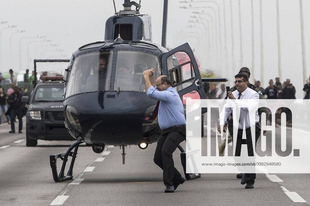 Wilson Witzel (C), governor of the state of Rio de Janeiro, celebrates after a sniper from the elite police in Rio de Janeiro killed the kidnapper who held the occupants of a bus hostage, whom the authorities succeeded release them, on the Rio-Niteroi bridge, in Rio de Janeiro, Brazil, 20 August 2019. According to a preliminary report by the Military Police (PM) at the scene, the masked man, who was armed, died when he was taken by ambulance to a nearby hospital. Brazilian police beat the kidnapper and release the hostages from the bus !ACHTUNG: NUR REDAKTIONELLE NUTZUNG!
