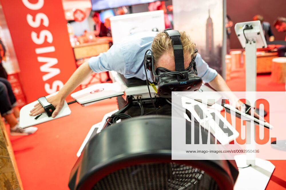 Gamescom 2019, Media and Trade Visitor Day Swissgames show the flight simulator Birdly, the player lies on a chair and steered the wing movements of a bird VR Gaming at the fair, Gamescom 2019, Tuesday Media and Trade Visitor Day, Photo Benjamin Horn Observe personal rights of depicted persons