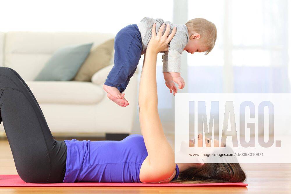 Mother exercising with her baby at home ,model released, Symbolfoto