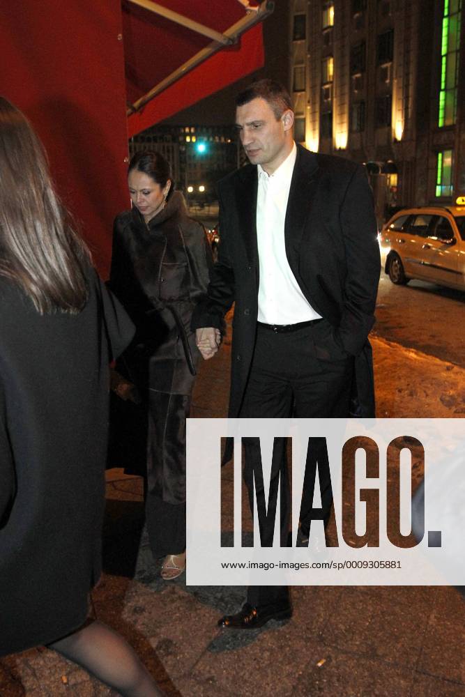 Berlinale 2010, 60. Internationale Filmfestspiele Berlin 60th Berlin International Film Festival, Tag 5. Vor dem Prominenten-Restaurant Borchardt - Vitali Klitschko (Ukraine) mit Ehefrau Natalia