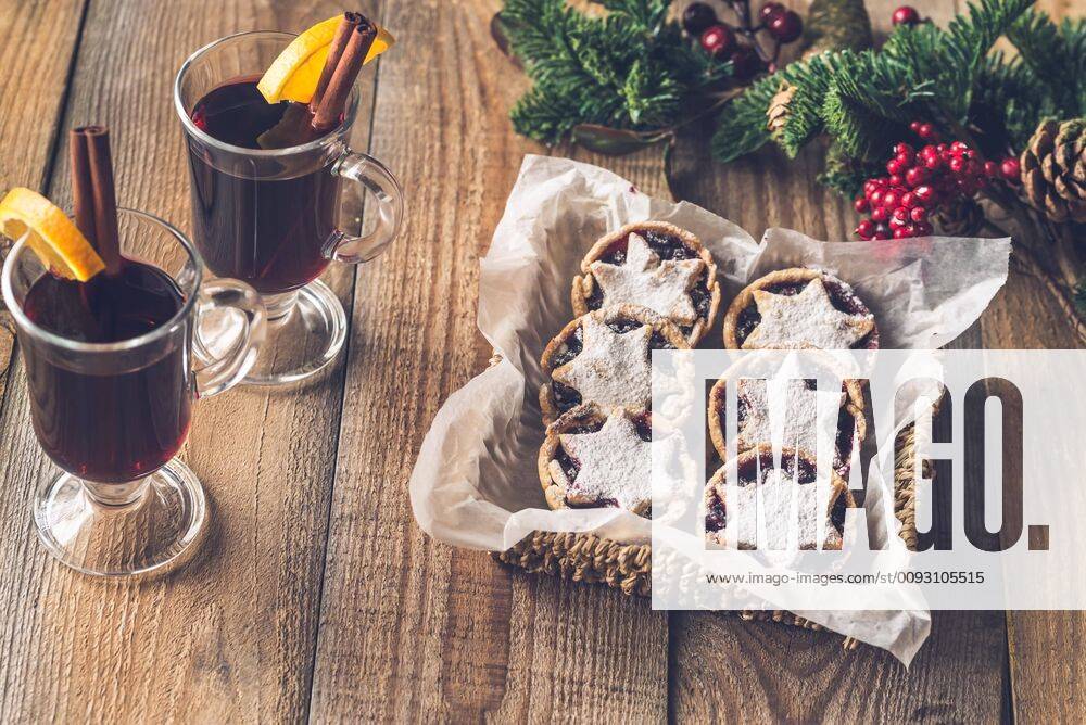 Mince pies with mulled wine