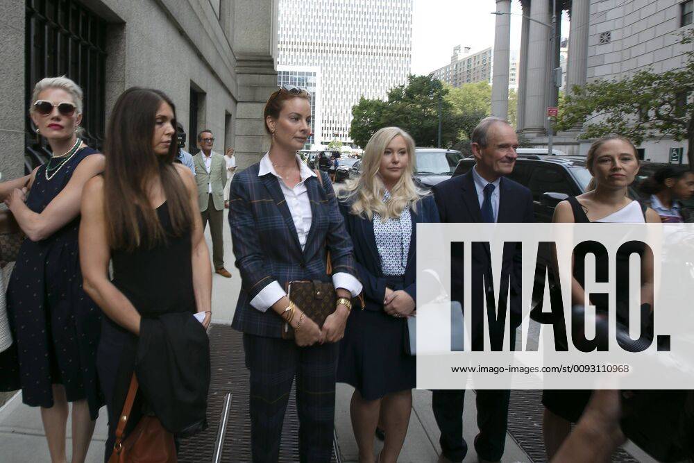 Attorney David Boies (Right) walks with some of Jeffrey Epstein s alleged sexual abuse victims, inlcuding Virginia Roberts Giuffre (Left of Boies) as they enter the Thurgood Marshall US Courthouse Tuesday, Aug. 27, 2019 for a special hearing. USA - ZUMAm67_ 20190827_zaf_m67_008