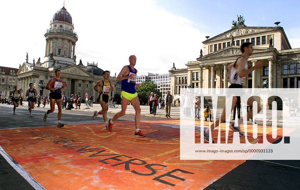 Marathonläufer überqueren am Gendarmenmarkt ein riesiges Poster der Wiener Künstlerin Claudia Nebel mit dem Motto Run for the Universe, im Hintergrund der Deutsche Dom (li.) und das Schauspielhaus Leichtathletik Herren 30. Internationaler Berlin-Marathon 2003, Stadtmarathon, Citymarathon, Marathonlauf, Langstrecke Totale Berlin