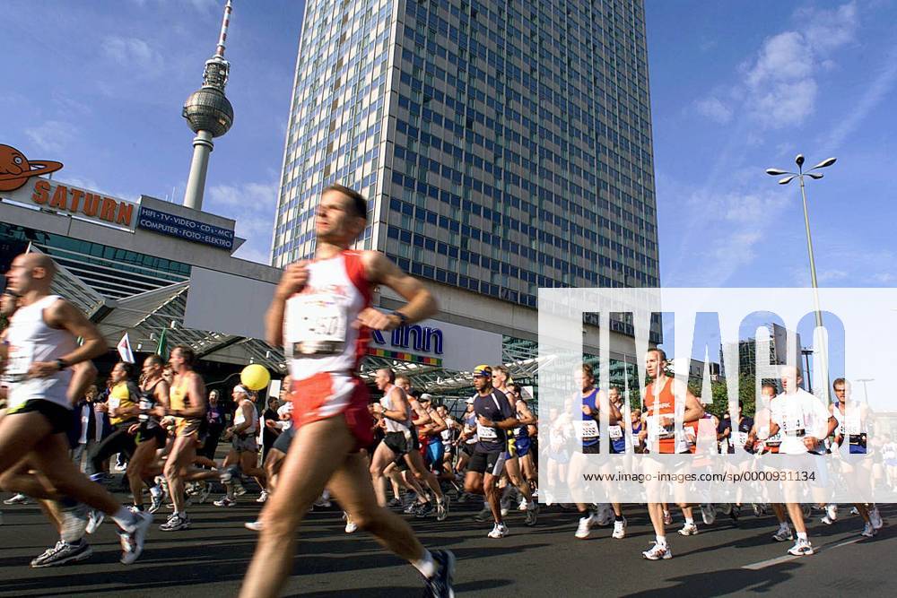 Marathonläufer passieren das Park-Inn Hotel am Alexanderplatz, dahinter der Berliner Fernsehturm Leichtathletik Herren 30. Internationaler Berlin-Marathon 2003, Stadtmarathon, Citymarathon, Marathonlauf, Langstrecke Totale Berlin