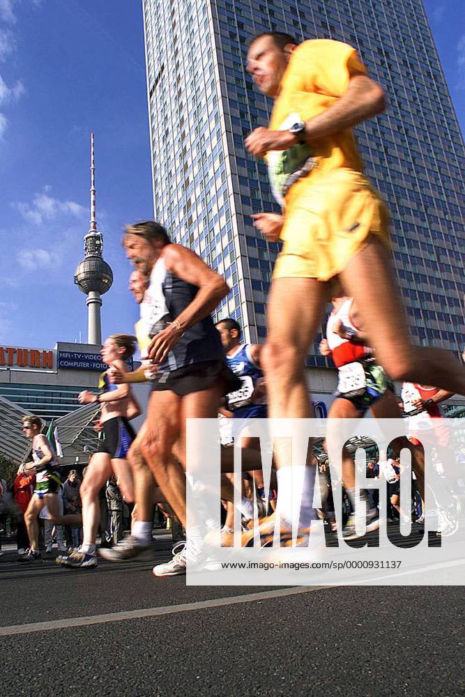 Marathonläufer passieren das Park-Inn Hotel am Alexanderplatz, dahinter der Berliner Fernsehturm Leichtathletik 30. Internationaler Berlin-Marathon 2003, Stadtmarathon, Citymarathon, Marathonlauf, Langstrecke Totale Berlin Dynamik,