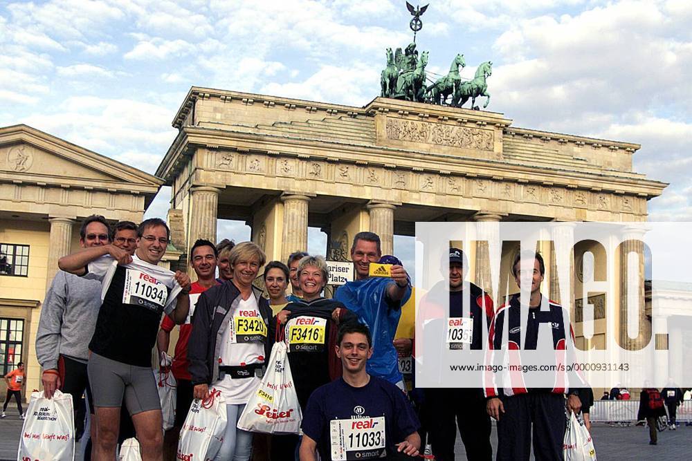 Cottbuser Marathonläufer posieren für ein Erinnerungsfoto vor dem Brandenburger Tor Leichtathletik 30. Internationaler Berlin-Marathon 2003, Stadtmarathon, Citymarathon, Marathonlauf, Langstrecke Totale Berlin Freude,