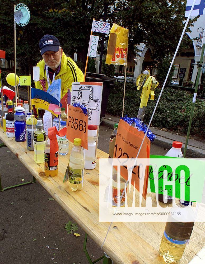 Ein Helfer hat einen eigenen Verpflegungsstand für seine Schützlinge aufgebaut, auf dem jedes Getränk mit Namen oder einer Nummer versehen ist, damit es keine Verwechslungen gibt Leichtathletik 30. Internationaler Berlin-Marathon 2003, Stadtmarathon, Citymarathon, Marathonlauf, Langstrecke Einzelbild Berlin