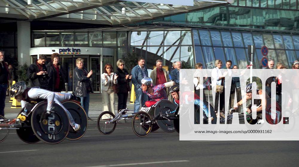 Rollstuhlfahrer bekommen bei der Durchfahrt Beifall von den Zuschauern Behindertensport 30. Internationaler Berlin-Marathon 2003, Stadtmarathon, Citymarathon, Marathonlauf, Langstrecke Totale Berlin Dynamik,
