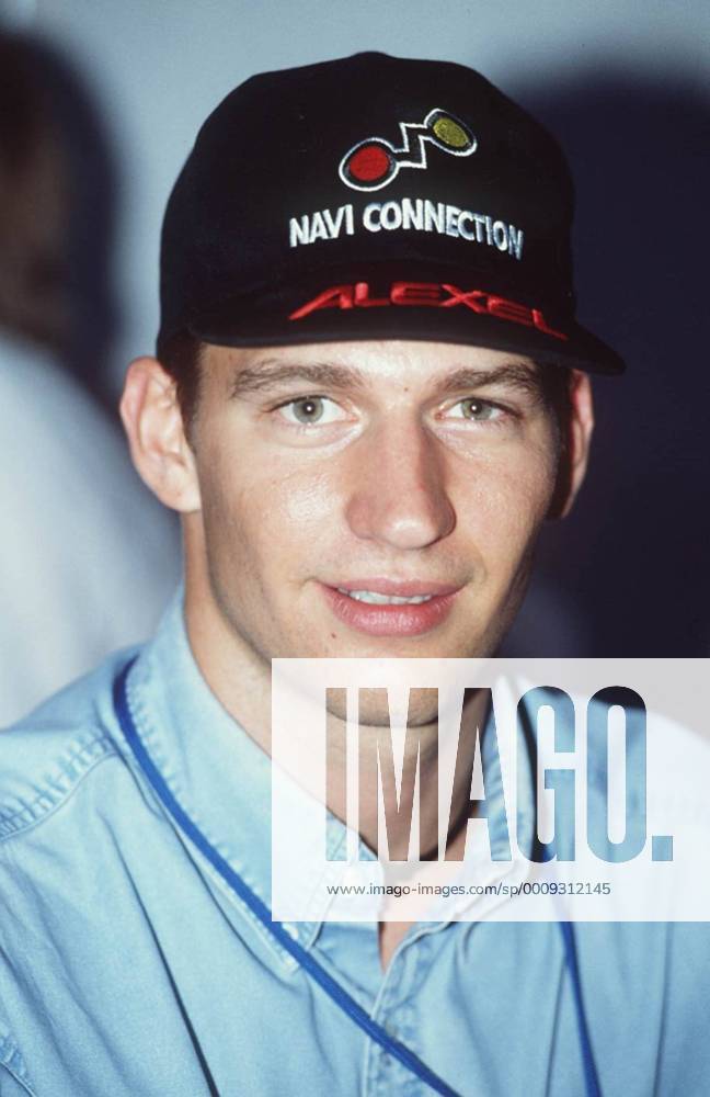 Michael Graf 07 94 am Mann Rennfahrer Autosport Motorsport hoch Portrait lächelnd dunkelhaarig Mütze Hemd leger Steffi Graf