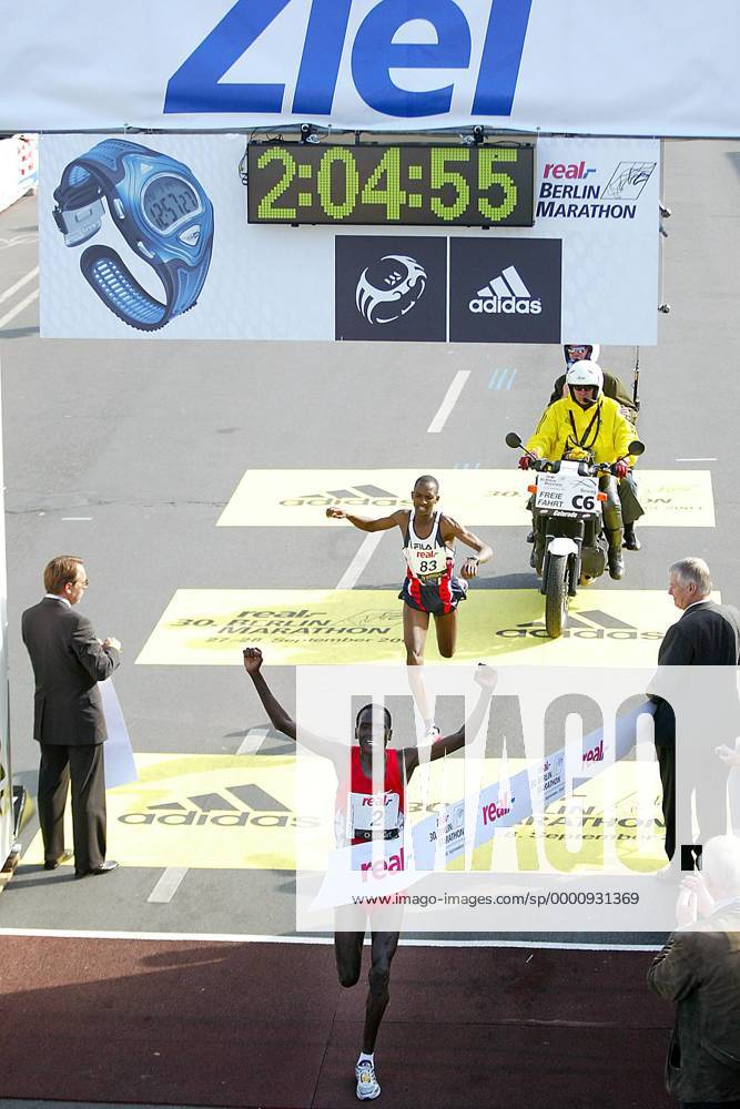 Paul Tergat (Kenia) läuft in neuer Weltrekordzeit von 2:04:55 vor seinem Landsmann Sammy Korir ins Ziel Leichtathletik Herren 30. Internationaler Berlin-Marathon 2003, Stadtmarathon, Citymarathon, Marathonlauf, Langstrecke, Gruppe Berlin Freude,