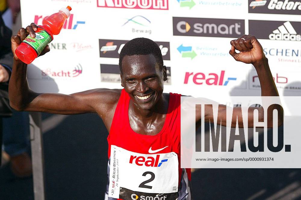Paul Tergat (Kenia) gewinnt in neuer Weltrekordzeit von 2:04:55 den 30. Berlin-Marathon 2003 Leichtathletik Herren 30. Internationaler Berlin-Marathon 2003, Stadtmarathon, Citymarathon, Marathonlauf, Langstrecke, Einzelbild Berlin Begeisterung, Freude,