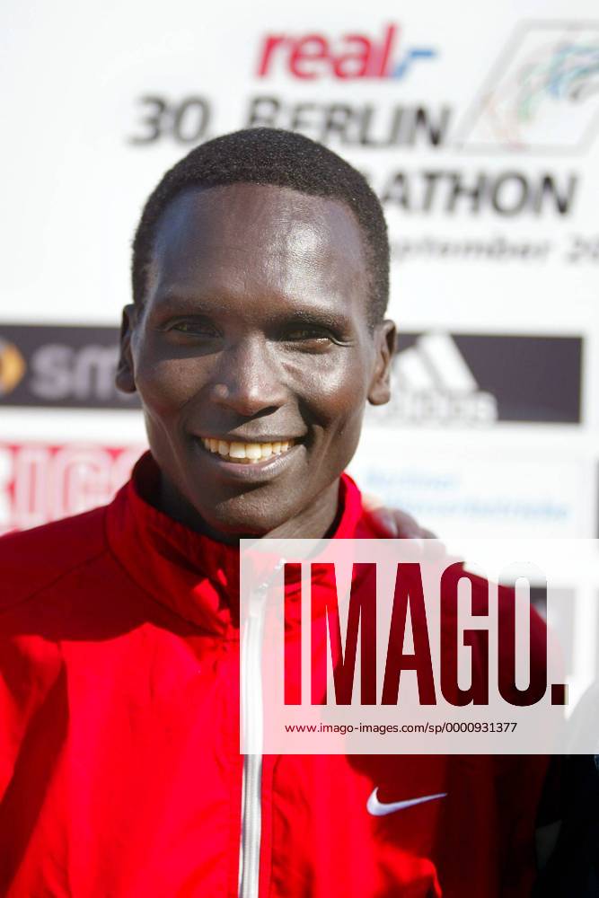 Paul Tergat (Kenia) gewinnt in neuer Weltrekordzeit von 2:04:55 den 30. Berlin-Marathon 2003 Leichtathletik Herren 30. Internationaler Berlin-Marathon 2003, Stadtmarathon, Citymarathon, Marathonlauf, Langstrecke, Porträt Berlin Freude,