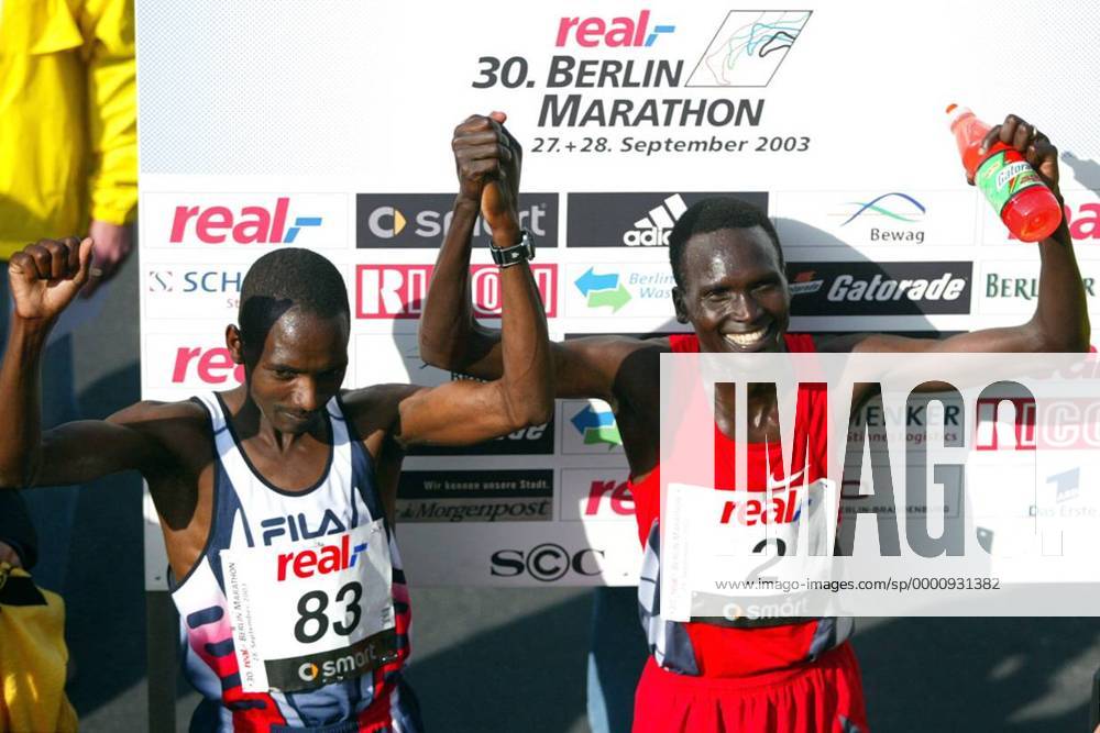 Sieger Paul Tergat (Kenia, re.) jubelt zusammen mit dem zweitplazierten Landsmann Sammy Korir Leichtathletik Herren 30. Internationaler Berlin-Marathon 2003, Stadtmarathon, Citymarathon, Marathonlauf, Langstrecke, Gruppe Berlin Freude,