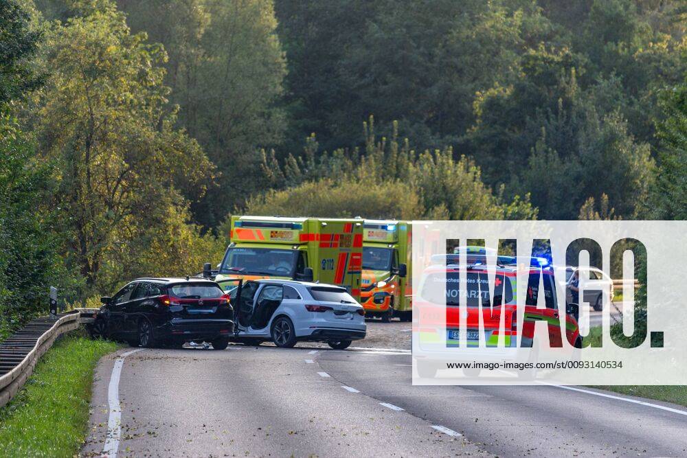 Mehrere Verletze nach schwerem Verkehrsunfall mit zwei PKW zwischen Filderstadt und Waldenbuch Waldenbuch (BB): Am Mittwochabend ereignete sich kurz vor 18.30 Uhr auf der L1185 zwischen Filderstadt-Plattenhardt (ES) und Waldenbuch (BB) ein schwerer Verkehrsunfall bei dem zwei PKW kollidierten. Durch die Wucht der Zusammenstoßes wurden in beiden Fahrzeugen mehrere Personen teils schwer verletzt, auch zwei Kinder waren in einem der beiden Fahrzeuge. Der Schwerverletzte wurde mit einem Rettungshubschrauber, die anderen Verletzten jeweils mit einem Rettungswagen in nahegelegene Krankenhäuser verbracht. Über den Unfallhergang konnte die Polizei noch keine Angaben machen, die Ursache wird nun ermittelt. Ein großes Lob geht an die Ersthelfer, die zufällig am Unfall vorbeigefahren sind und sofort professionelle Erste Hilfe leisten konnten. Der Re