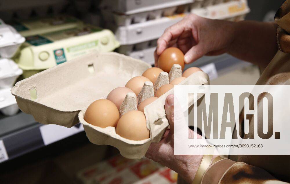 A customer choosing eggs at a Pyaterochka supermarket of the X5 Retail Group. Artyom Geodakyan TASS TS0B88E3