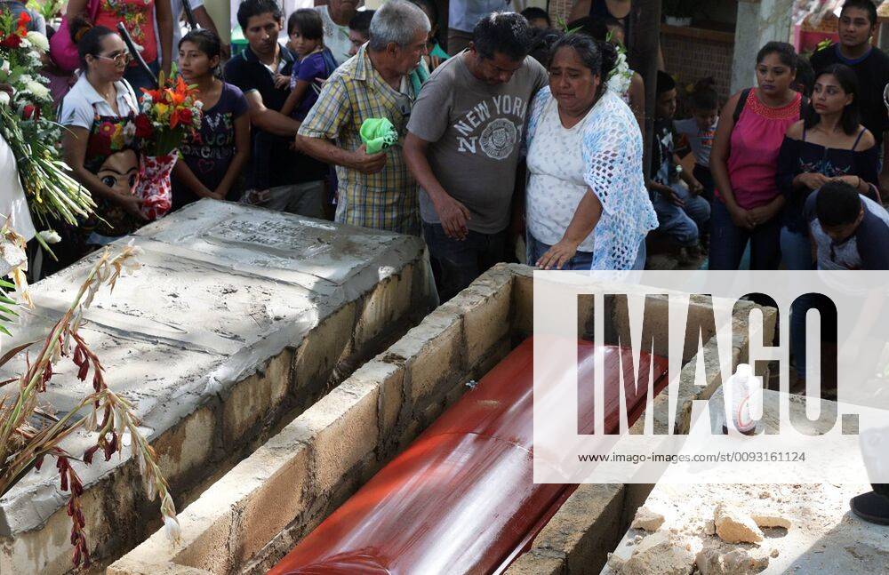 EUM20190829SOC11.JPG.COATZACOALCOS, Ver., Violence Violencia-Ataque.- 29 agosto 2019. Aspectos del Panteon Municipal de Coatzacoalcos durante el cortejo funebre de las victimas del ataque armado suscitado en el bar Caballo Blanco, que tuvo lugar el pasado 26 de agosto y por el cual fallecieron por lo menos 29 personas. Foto: Agencia EL UNIVERSAL AFBV. - ZUMAu78_ 20190829_zaf_u78_055