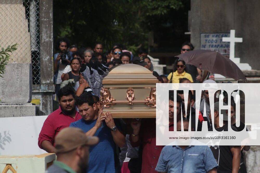 EUM20190830NAC01.JPG.COATZACOALCOS, Ver., ViolenceViolencia-Ataque.- 29 agosto 2019. Aspectos del Panteon Municipal de Coatzacoalcos durante el cortejo funebre de las victimas del ataque armado suscitado en el bar Caballo Blanco, que tuvo lugar el pasado 26 de agosto y por el cual fallecieron por lo menos 29 personas. Foto: Agencia EL UNIVERSALAFBV. - ZUMAu78_ 20190829_zaf_u78_091