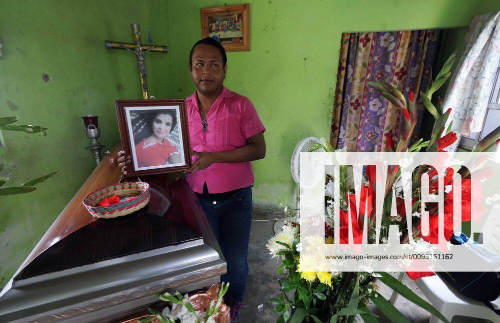 EUM20190830SOC01.JPG .COATZACOALCOS, Ver., Violence Violencia-Funeral.- 29 agosto 2019. Aspectos del velorio de Xochitl Nayeli Irineo, una de las victimas del ataque ocurrido el pasado lunes 26 de agosto de 2019 en un centro nocturno denominado Caballo Blanco. Foto: Agencia EL UNIVERSAL AFBV. - ZUMAu78_ 20190829_zaf_u78_093