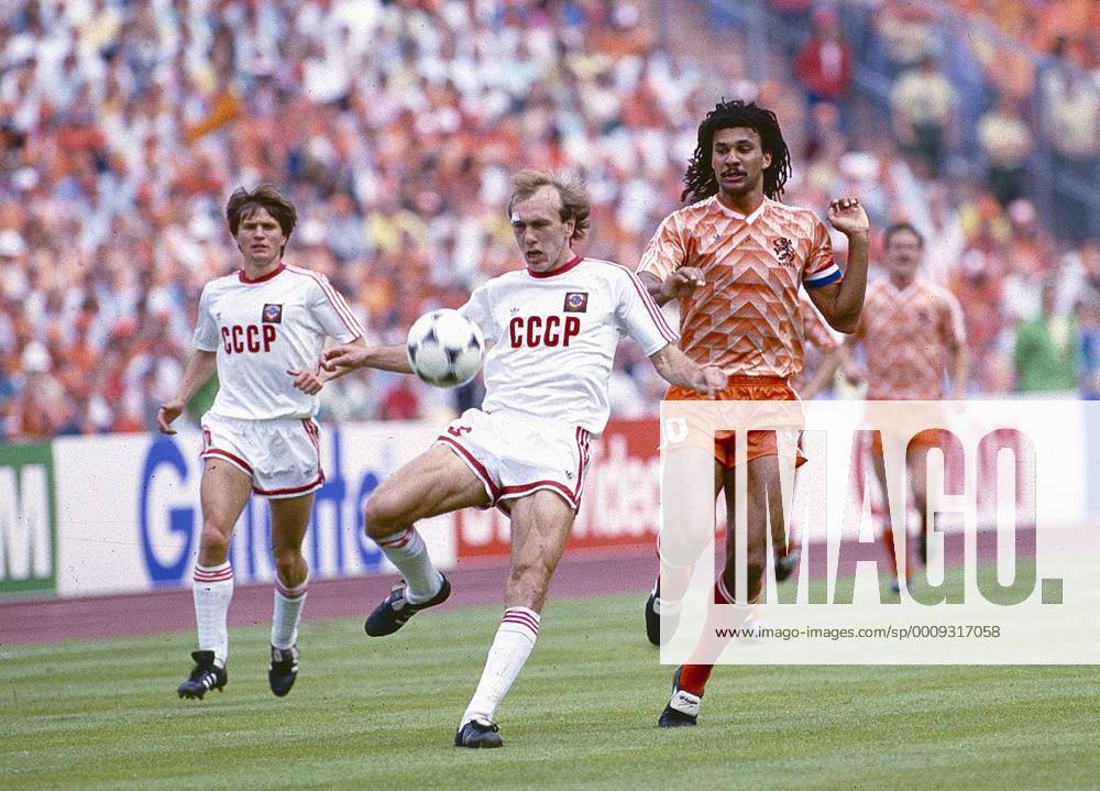 Fussball Europameisterschaft 1988, Endspiel UdSSR - Niederlande (NEL), (Endstand 0:2): Vagiz Khidiyatullin (UdSSR) gegen Ruud Gullit (NEL)