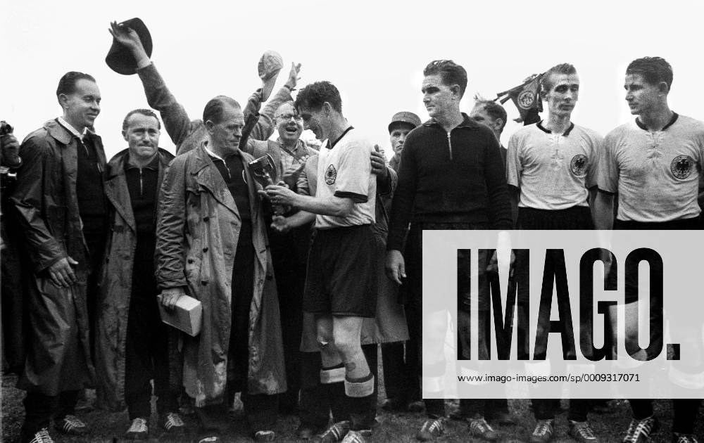 Fussball Herren WM Weltmeisterschaft 1954 Endspiel : Deutschland - Ungarn (3 : 2) Fussball Herren WM Weltmeisterschaft 1954 Endspiel : Deutschland - Ungarn (3 : 2) v.l. Erich Deusser (Masseur), Adi Dassler, (Schuhhersteller), Sepp Herberger (Trainer) Fritz Walter (Kapitän), Toni Turek, Werner Liebrich, Ottmar Walter