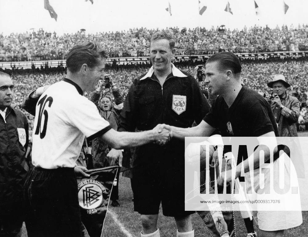 Weltmeisterschaft 1954 WM 54 Finale Endspiel Bern Wankdorfstadion Deutschland - Ungarn Fußball von links: Walter Fritz ( BRD ) Schiedsrichter William Ling Ferenc Puskas ( Ungarn )