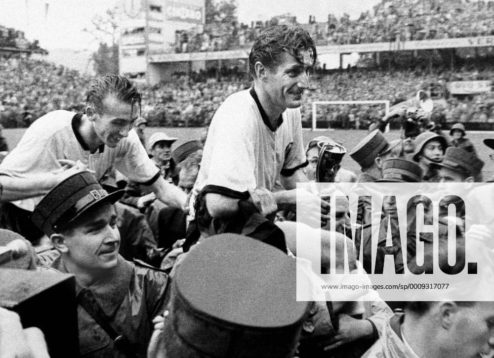 Fussball Herren WM Weltmeisterschaft 1954 Endspiel : Deutschland - Ungarn (3 : 2) : Fritz Walter mit Pokal Fussball Herren WM Weltmeisterschaft 1954 Endspiel : Deutschland - Ungarn (3 : 2) : Fritz Walter mit Jules Rimet Pokal, links Horst Eckel