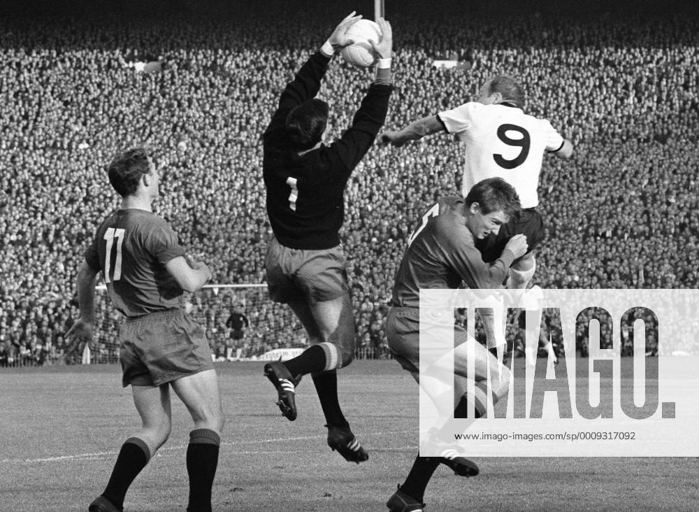 Fussball WM Weltmeisterschaft 1966 in England Deutschland - Spanien Uwe Seeler Fussball WM Weltmeisterschaft 1966 in England Deutschland - Spanien Uwe Seeler