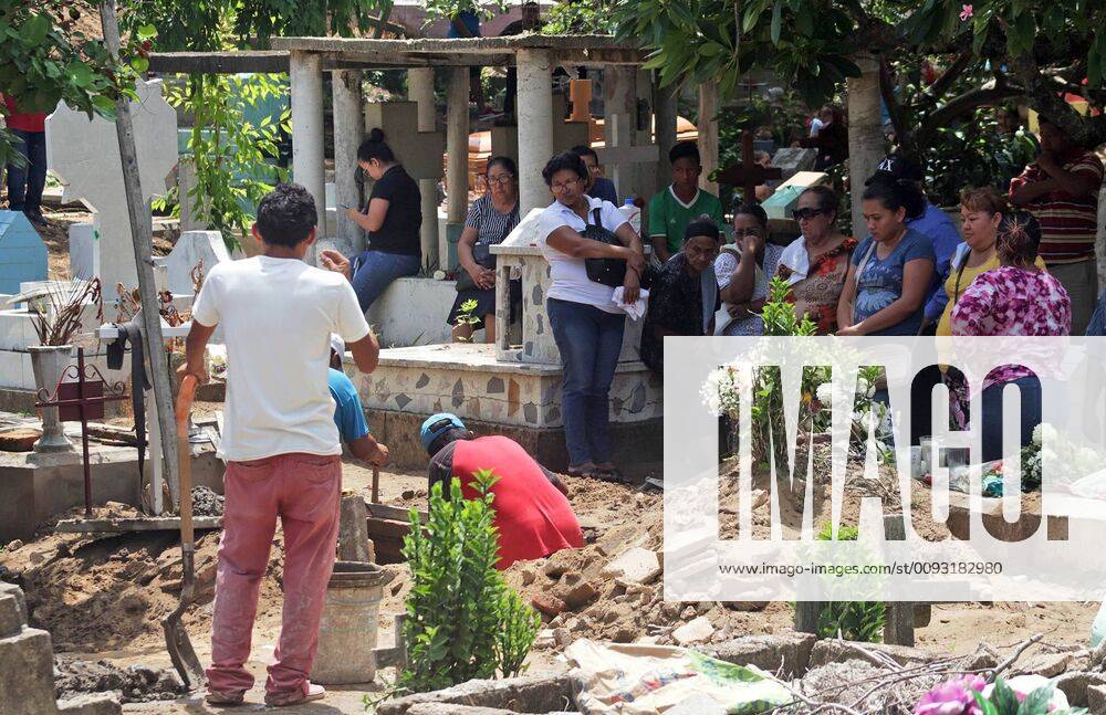 EUM20190830NAC31.JPG.COATZACOALCOS, Ver. ViolenceViolencia-Ataque.- 30 de agosto de 2019. En el panteon antiguo de Coatzacoalcos continuan los sepelios de las victimas del bar Caballo Blanco, luego del ataque registrado el 26 de agosto en el que murieron 29 personas. Foto: Agencia EL UNIVERSALEELG - ZUMAu78_ 20190830_zaf_u78_045