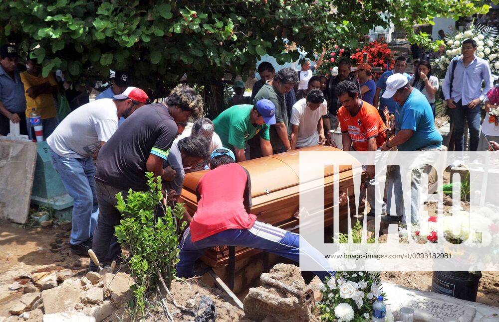 EUM20190830NAC30.JPG.COATZACOALCOS, Ver. ViolenceViolencia-Ataque.- 30 de agosto de 2019. En el panteon antiguo de Coatzacoalcos continuan los sepelios de las victimas del bar Caballo Blanco, luego del ataque registrado el 26 de agosto en el que murieron 29 personas. Foto: Agencia EL UNIVERSALEELG - ZUMAu78_ 20190830_zaf_u78_046