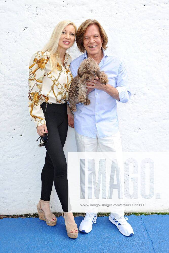 ARD Again and again on Sundays singer Jürgen Drews with his wife Ramona and little dog during the ARD entertainment show Again and again on Sundays 01 09 2019 at the Europapark Rust 20190901MWI9468