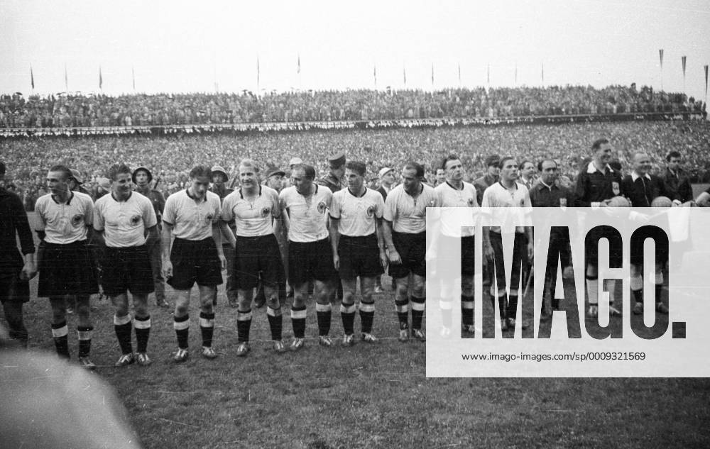 BR Deutschland ist Weltmeister 1954, v.li.: Horst Eckel, Helmut Rahn, Ottmar Walter, Werner Liebrich, Jupp Posipal, Hans Schäfer, Werner Kohlmeyer, Karl Mai, Max Morlock, Linienrichter Vincenzo Orlandini, Schiedsrichter William Ling und Linienrichter Benjamin Griffith