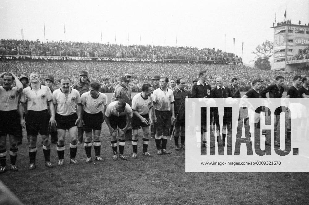 BR Deutschland ist Weltmeister 1954, v.li.: Ottmar Walter, Werner Liebrich, Jupp Posipal, Hans Schäfer, Werner Kohlmeyer, Karl Mai, Max Morlock, Linienrichter Vincenzo Orlandini, Schiedsrichter William Ling und Linienrichter Benjamin Griffith
