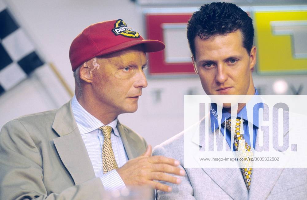 Niki Lauda und Michael Schumacher (re.) 08 95 her Mann Rennfahrer Auto Formel I seriös Krawatte quer Portrait unterhaltend